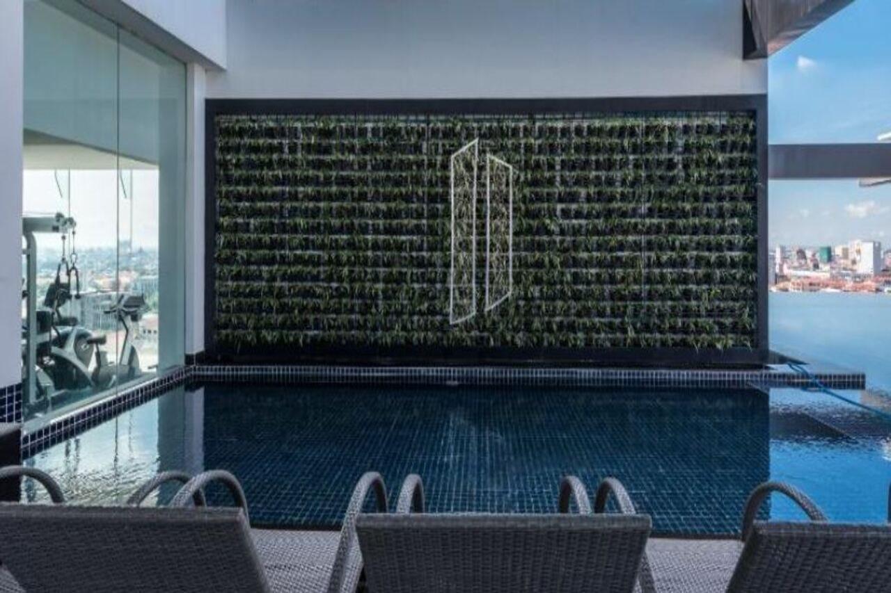 Naki Suites @ Silvertown Phnom Penh Exteriör bild