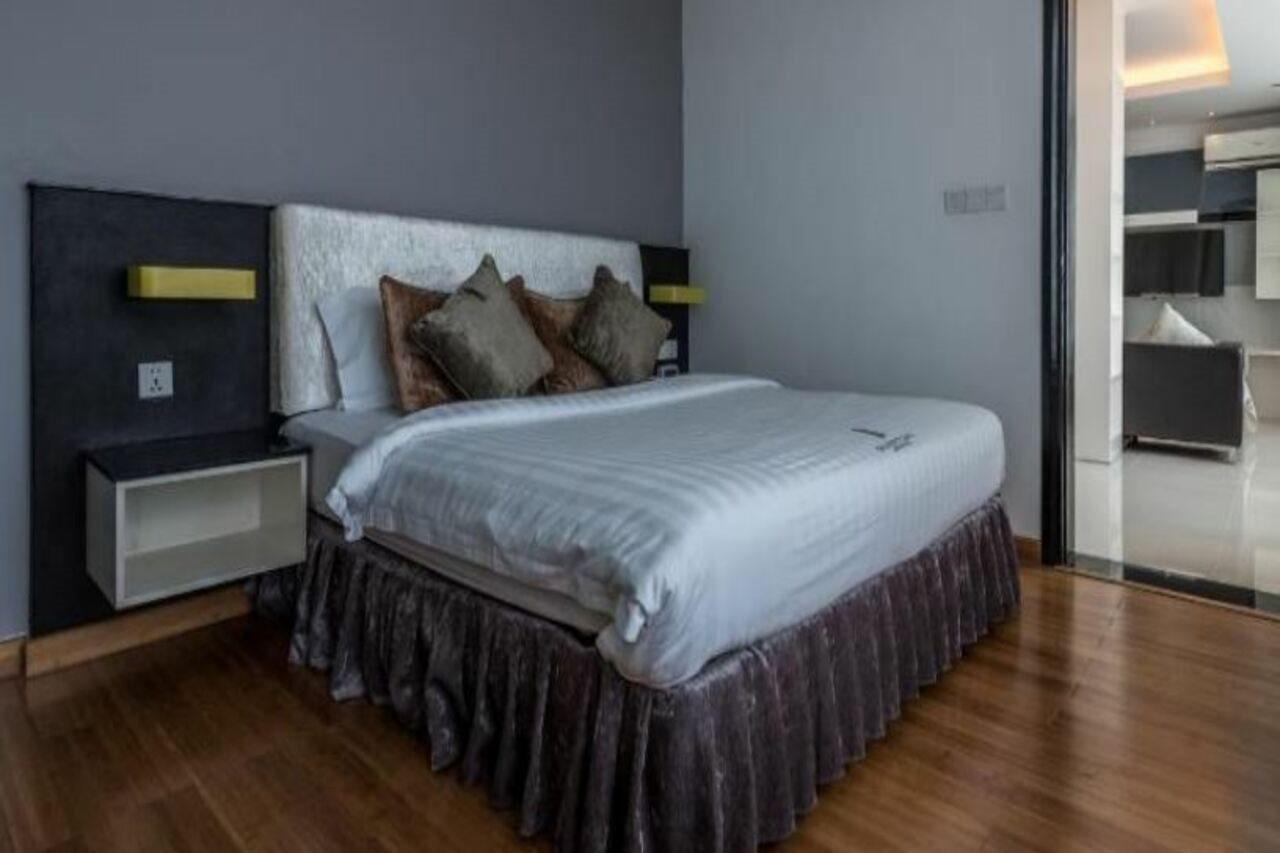 Naki Suites @ Silvertown Phnom Penh Exteriör bild