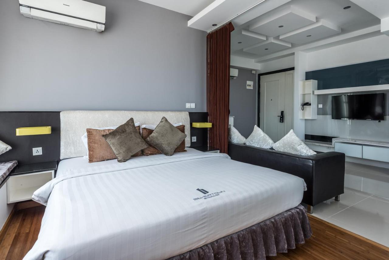 Naki Suites @ Silvertown Phnom Penh Exteriör bild