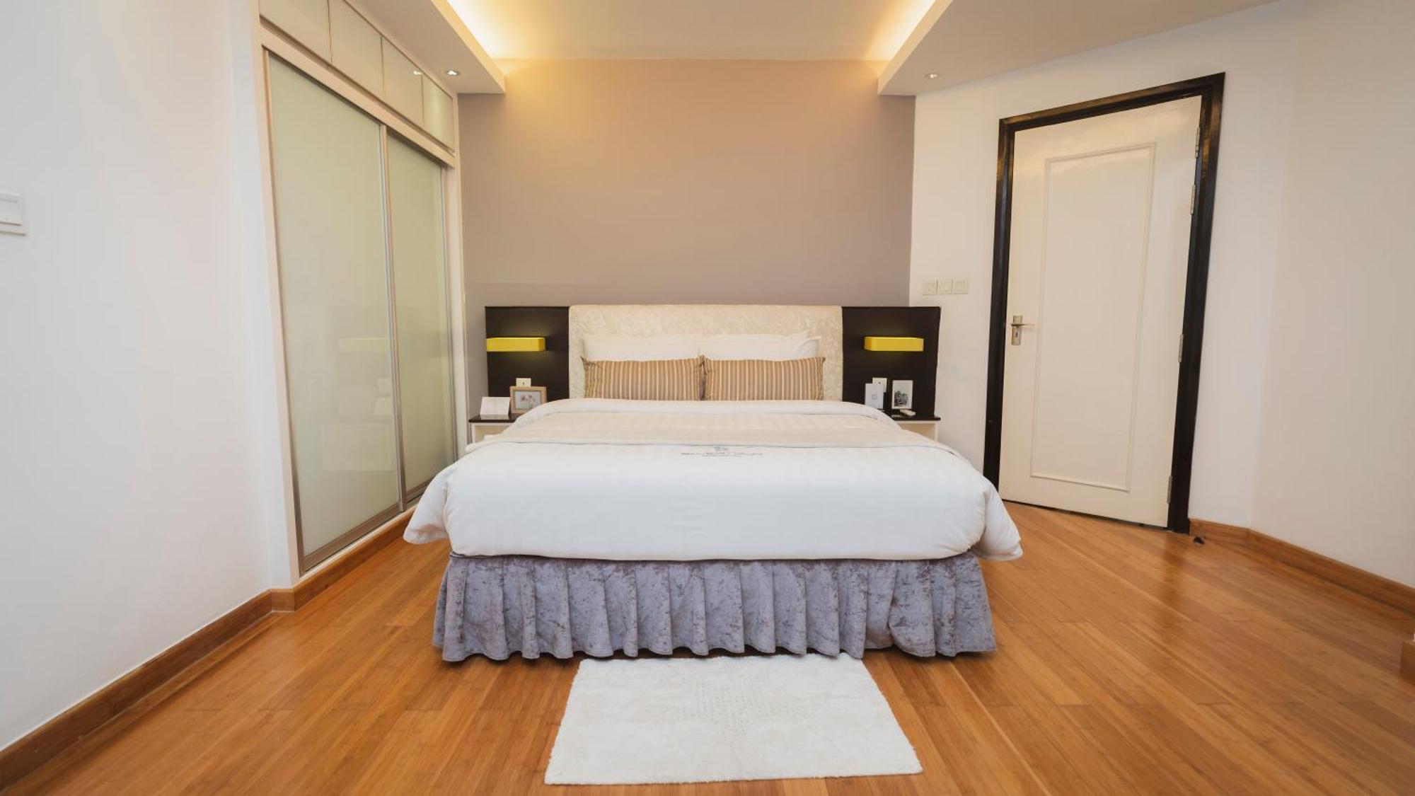 Naki Suites @ Silvertown Phnom Penh Exteriör bild