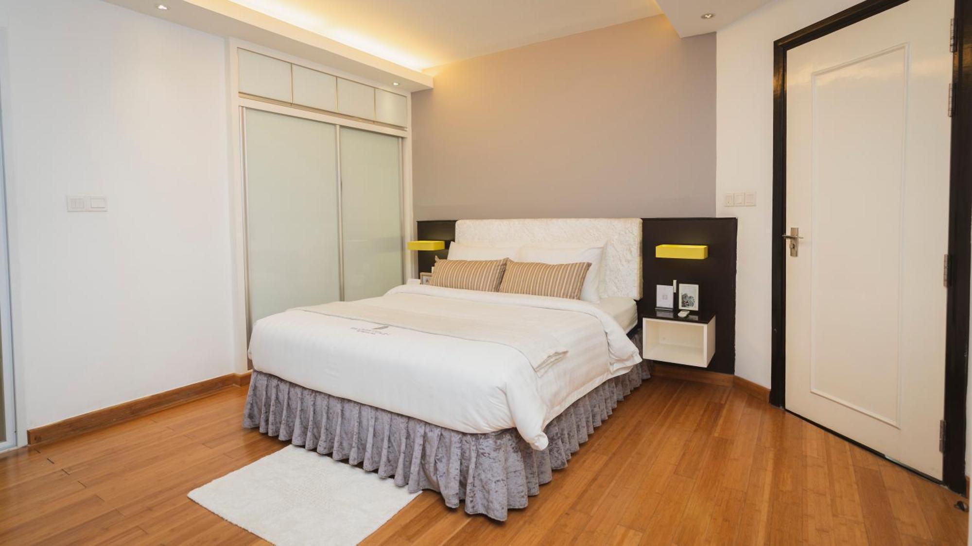 Naki Suites @ Silvertown Phnom Penh Exteriör bild