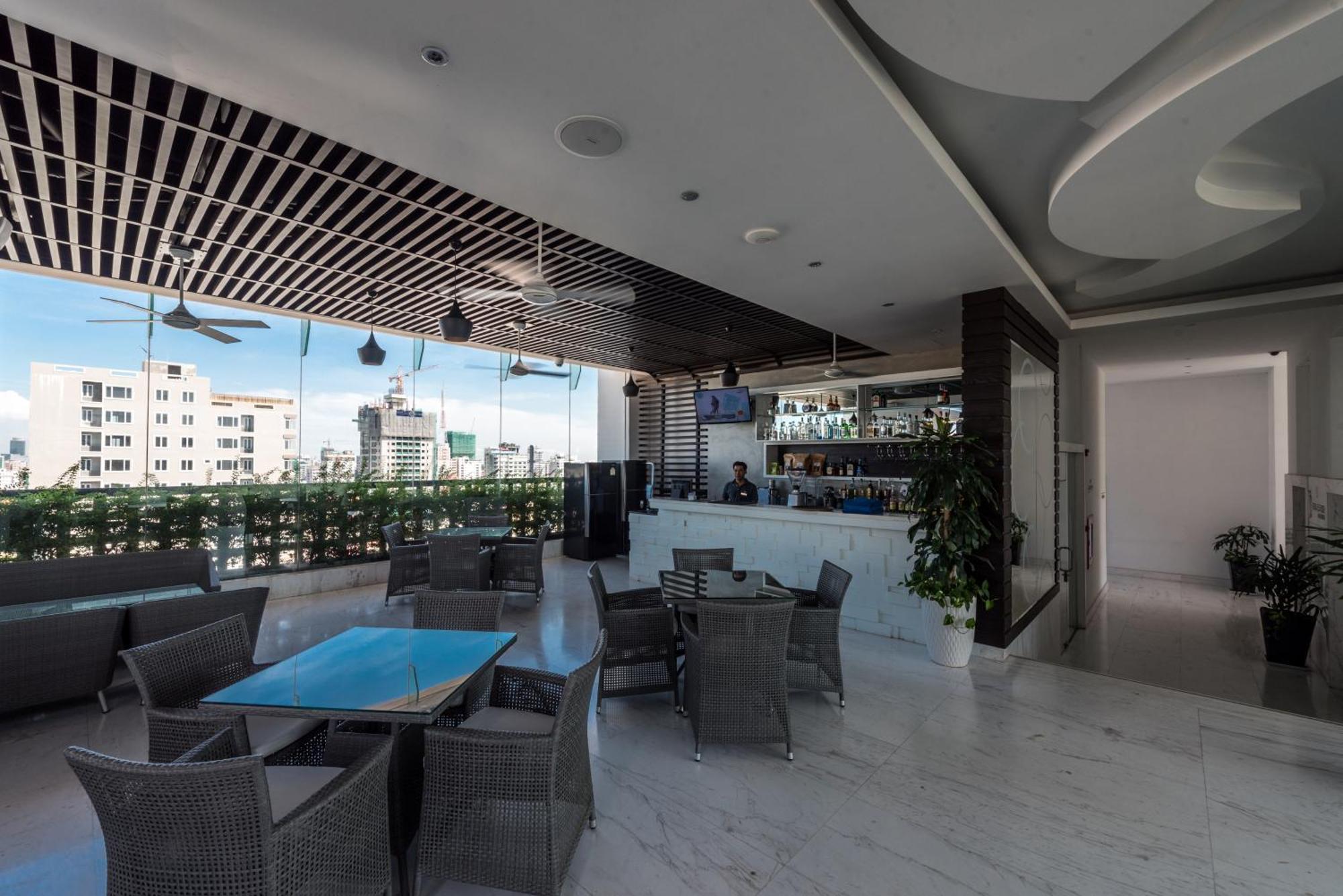 Naki Suites @ Silvertown Phnom Penh Exteriör bild