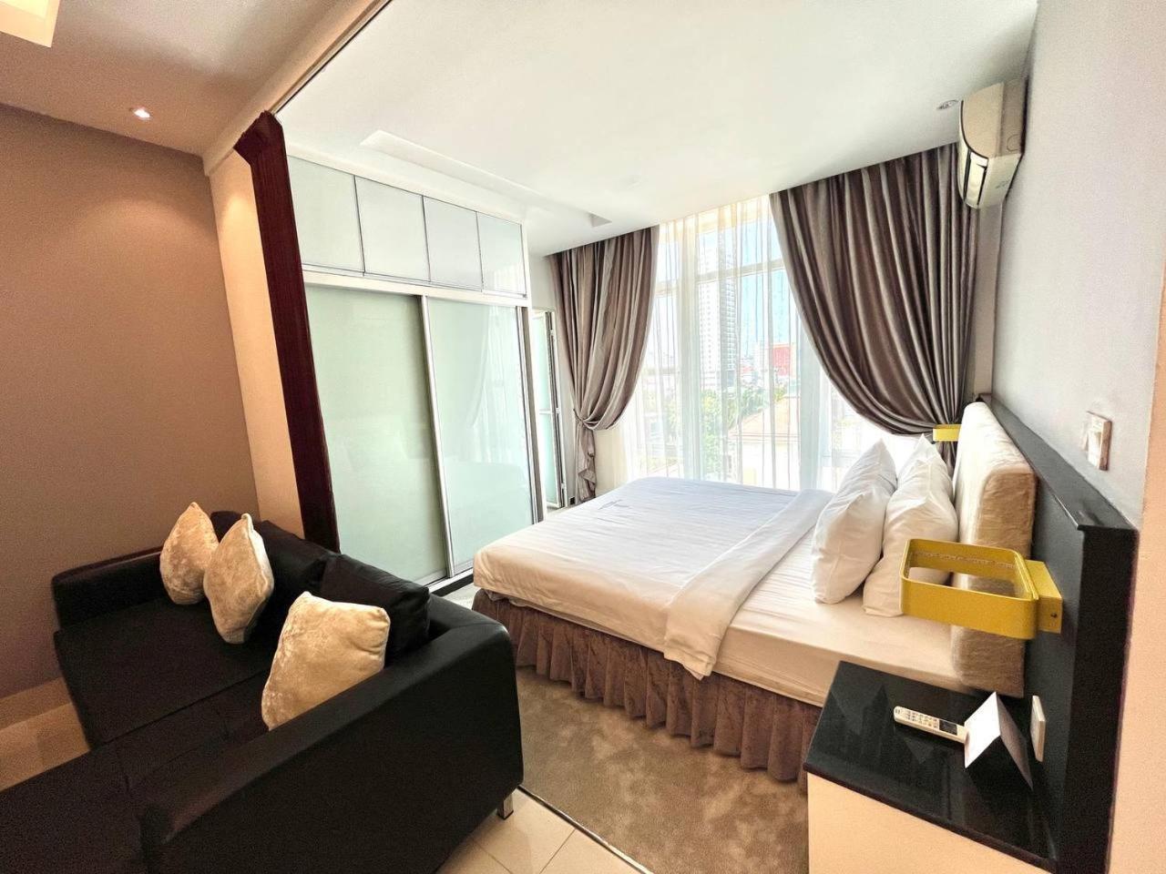 Naki Suites @ Silvertown Phnom Penh Exteriör bild