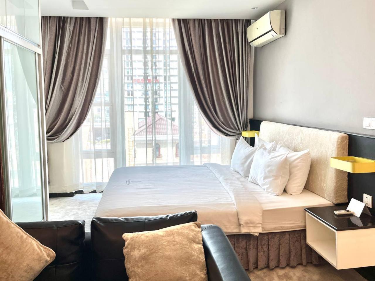Naki Suites @ Silvertown Phnom Penh Exteriör bild