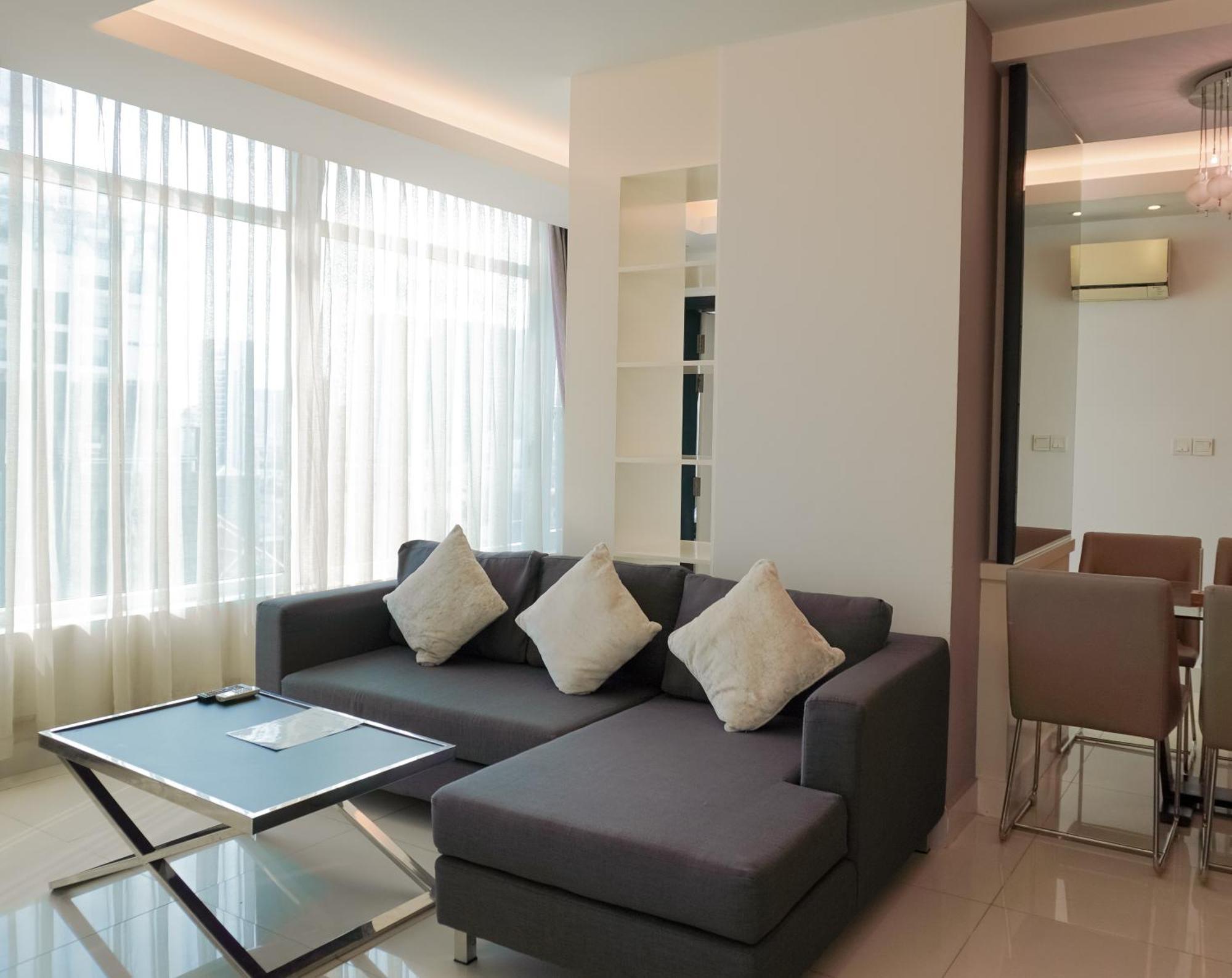 Naki Suites @ Silvertown Phnom Penh Exteriör bild